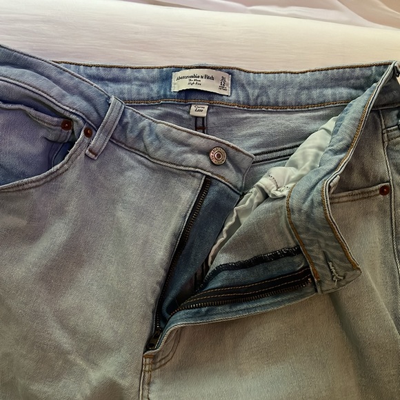 A & F Curve Love High Rise Mom Jeans, size 31, Light with Raw Hem - Picture 2 of 3